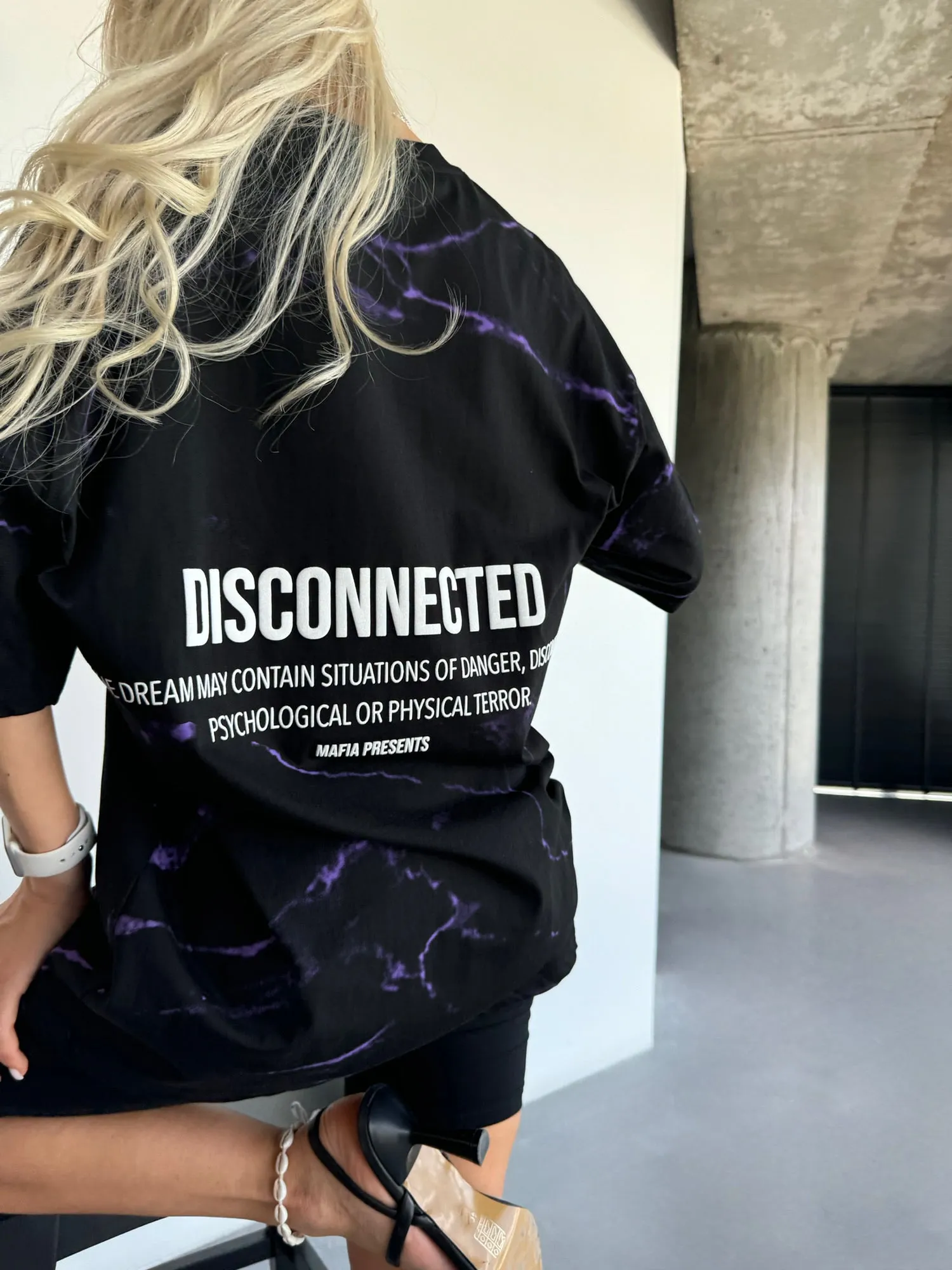 Oversize Disconnected T-shirt - Black and Lila