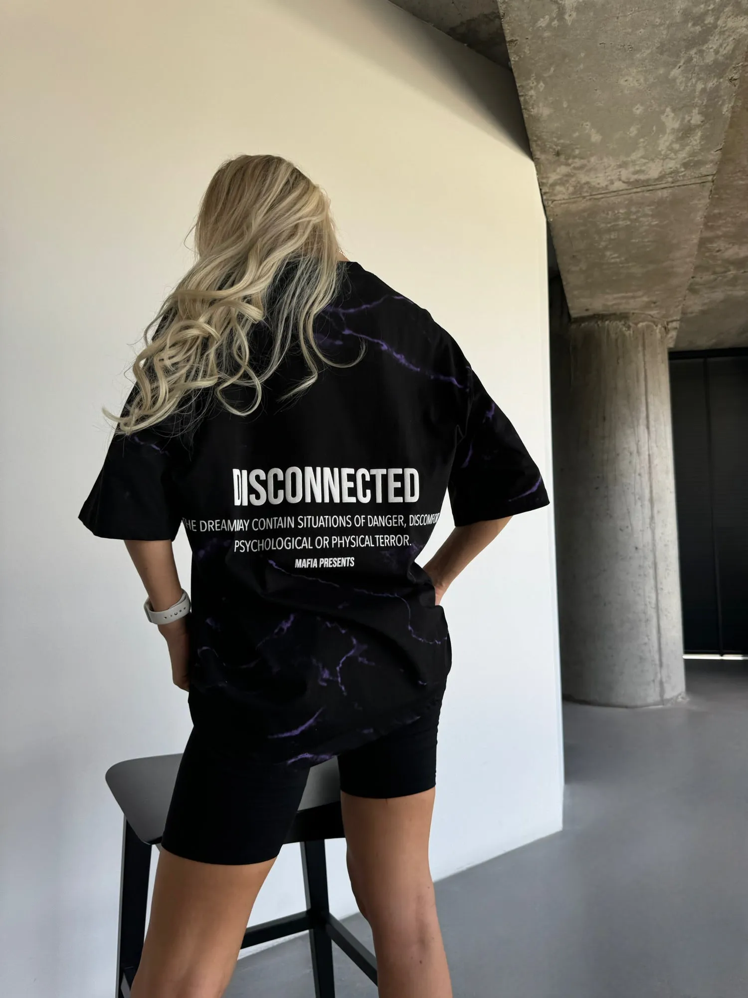 Oversize Disconnected T-shirt - Black and Lila