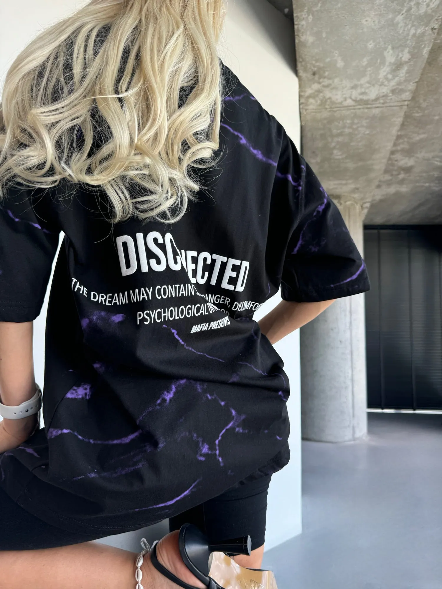 Oversize Disconnected T-shirt - Black and Lila