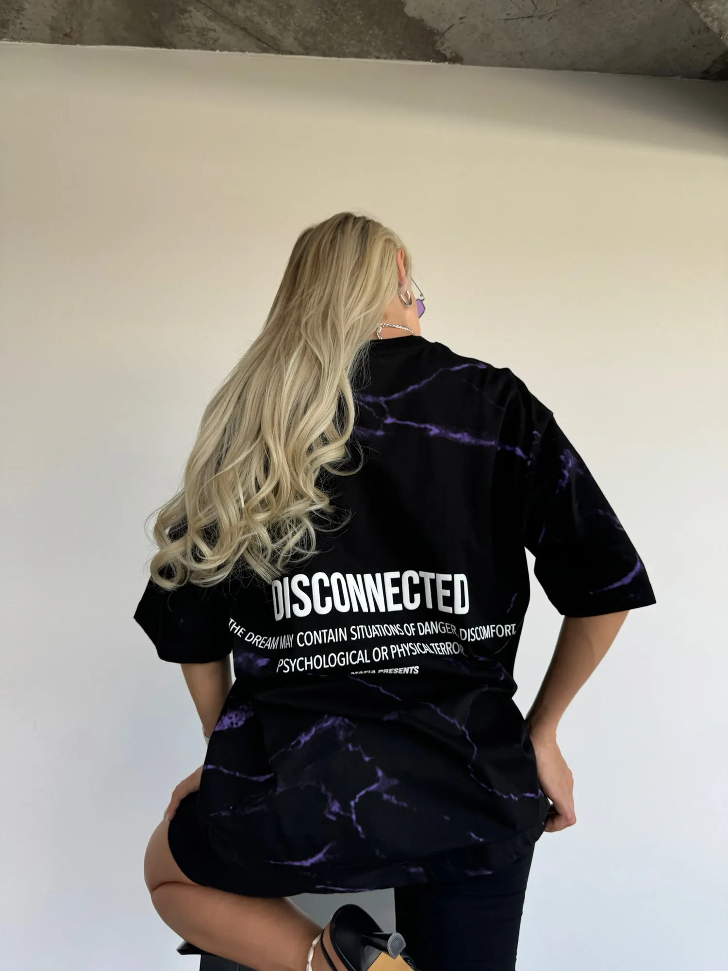 Oversize Disconnected T-shirt - Black and Lila